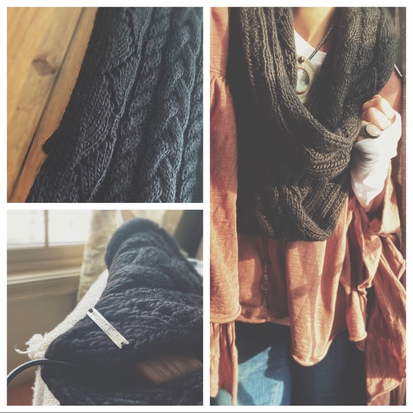 Cable Knit Circle Scarf - Picture 10 of 16